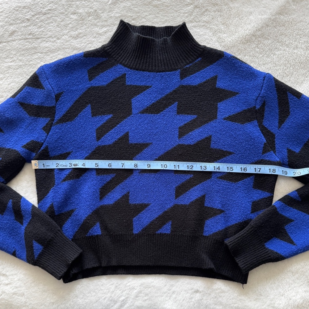 AKIRA Royal Blue and Black Houndstooth Cropped Sweater - Picture 4 of 7